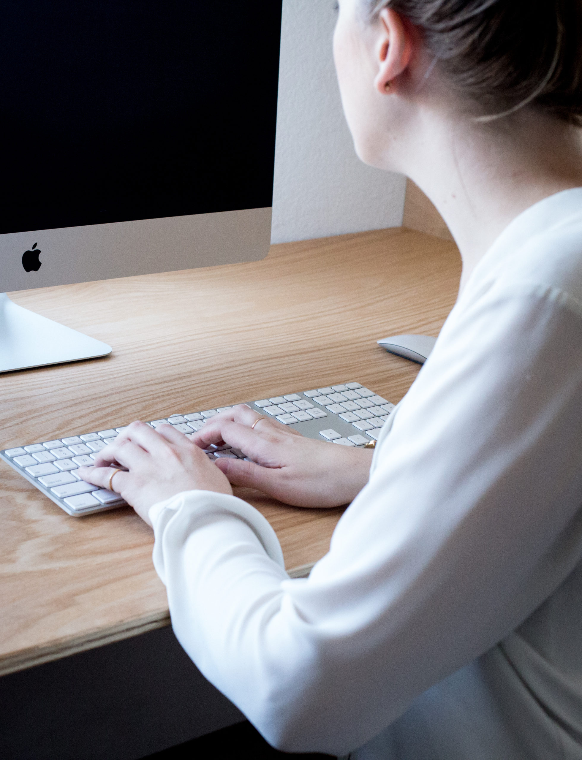 Digital marketer sharing about a day in the life of a graphic designer